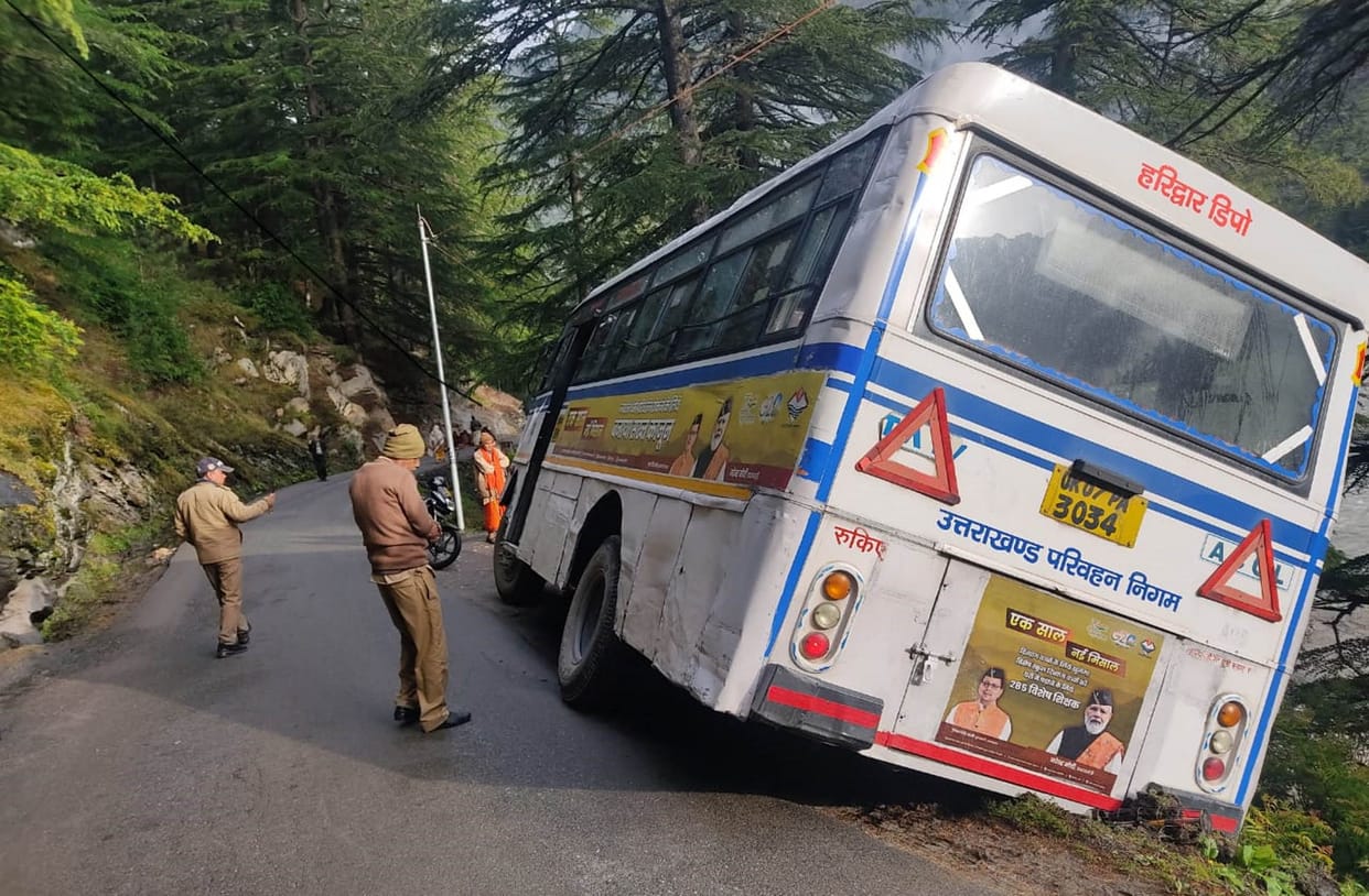 Accident in Uttarkashi Roadways bus accident near Gangotri passengers Uttarakhand news in hindi