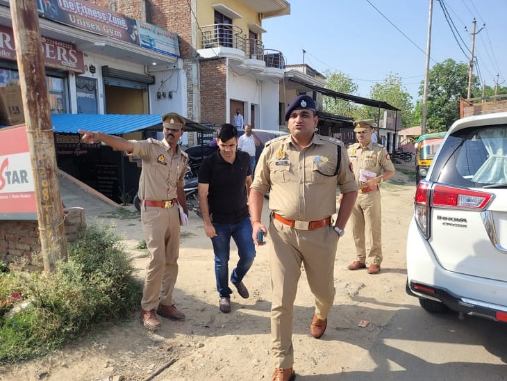 Loot in broad daylight in Azamgarh Crooks ran away snatching RS 8 lakhs