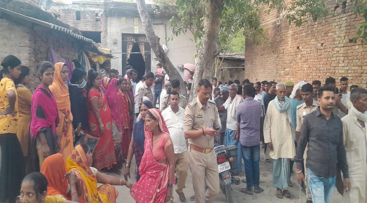 High voltage current ran in houses in azamgarh  youth died and two scorched