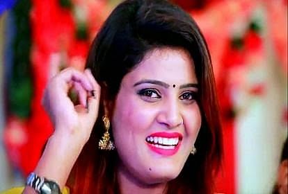 Bihar: Bhojpuri singer Nisha Upadhyay was singing on stage in Chhapra, shot in harsh firing, hospitalized