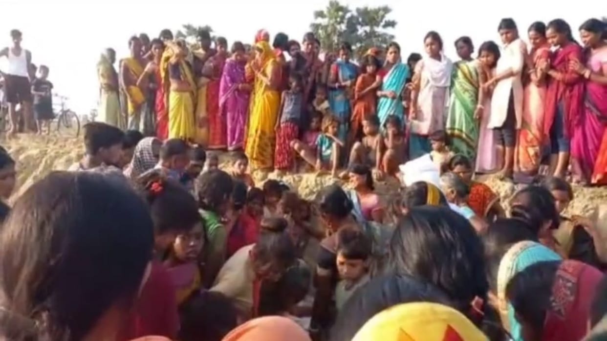Criminals killed a young man and threw the dead body two hundred meters away from the house in Jamui