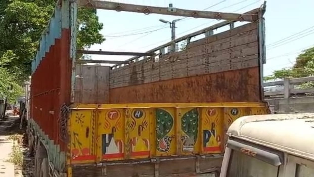 Truck driver and cleaner detained for bringing apples from Kashmir
