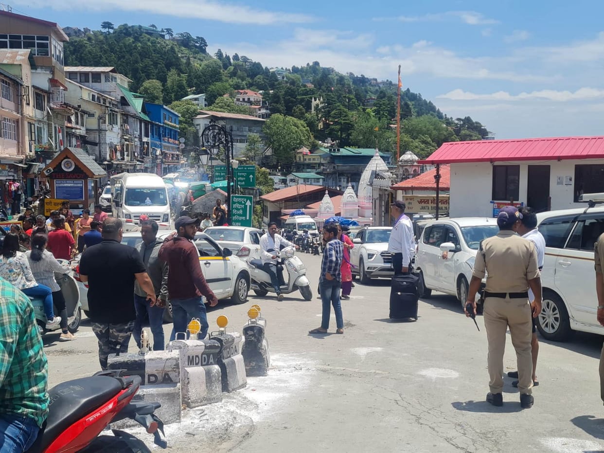 weekend Jam in Mussoorie on large number of tourists arrived Uttarakhand news in hindi