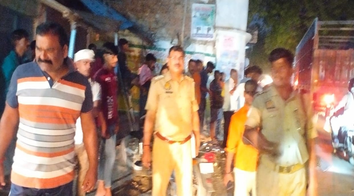 Road accident in jaunpur mother and son including four people died due to high speed