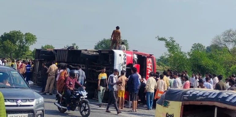 Sleeper bus overturned uncontrollably on the highway in auraiya, the driver was drunk, 20 injured critically