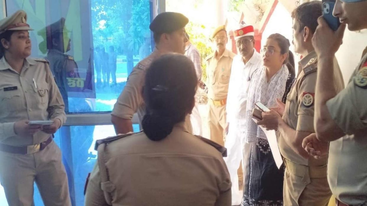 six youths caught afte Raids in Kushinagar NK guest house