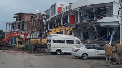 kathua news: admins demolished building of newly constructed shopping mall in ward seven of Kathua city