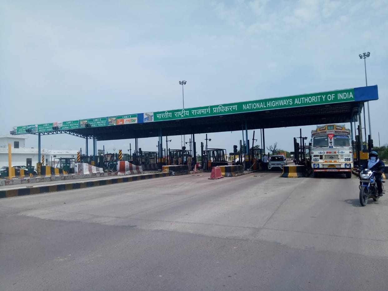Raebareli News: Minister of State's car stopped at toll plaza, indecency in protest
