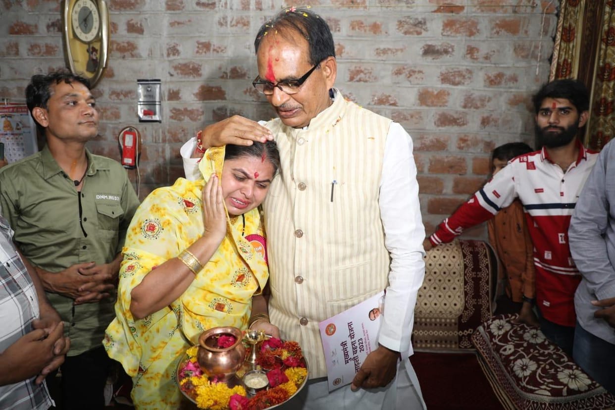 When the woman remembered her brother, the Chief Minister sang a song, I am my sister in a thousand
