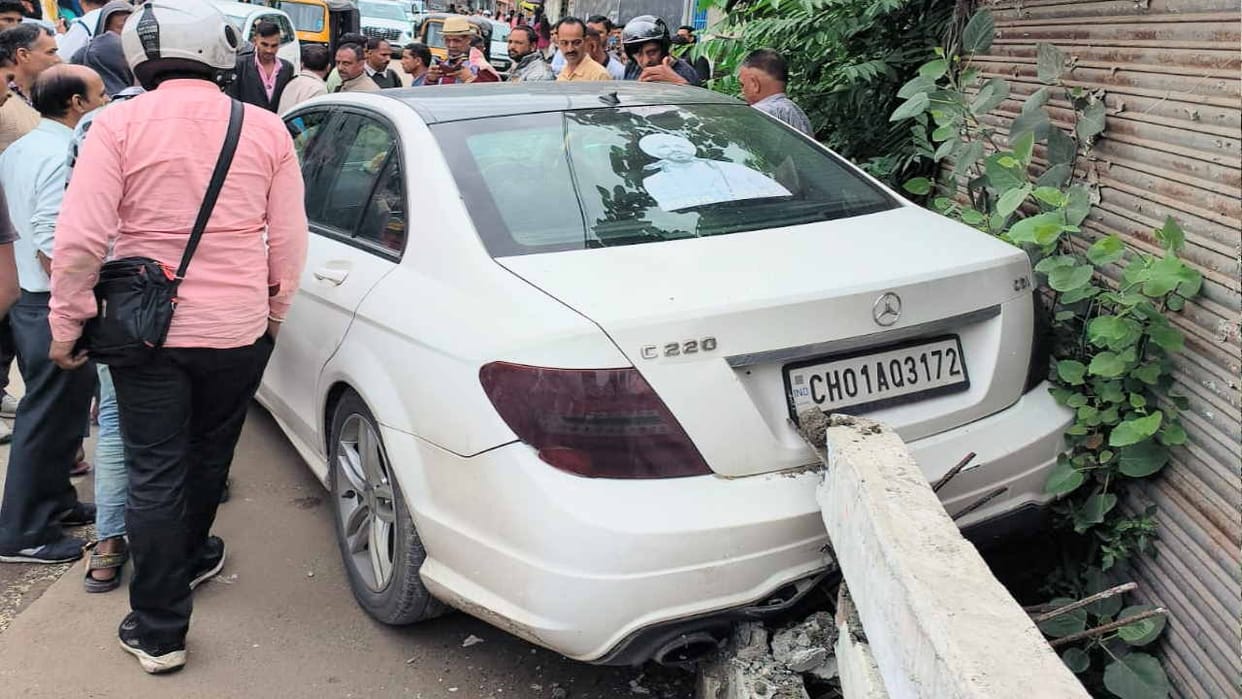 Driver suffers heart attack in moving car on Suketi bridge, no casualties
