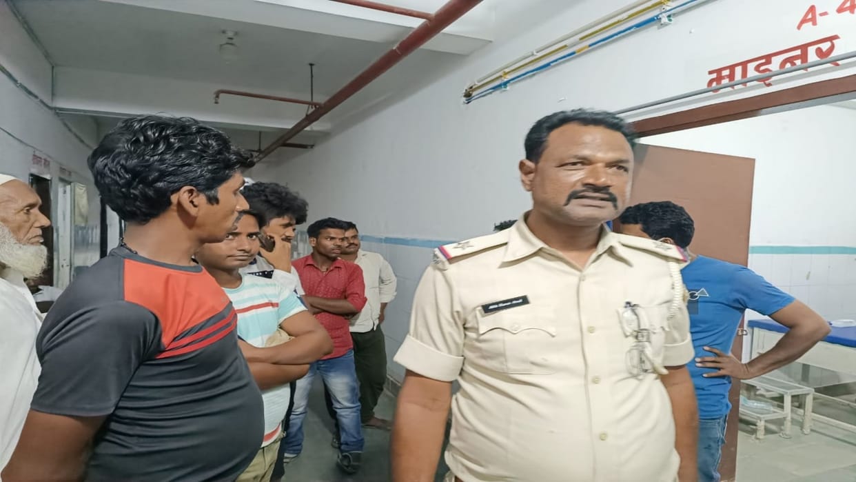 Miscreants looted a vehicle loaded with chicken in Supaul, killed the driver for opposing