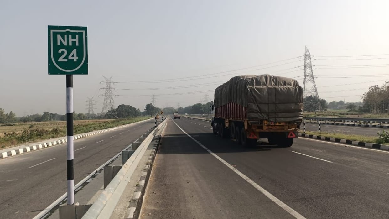 Traffic starts on outer ring road in between Sitapur to Kursi road.