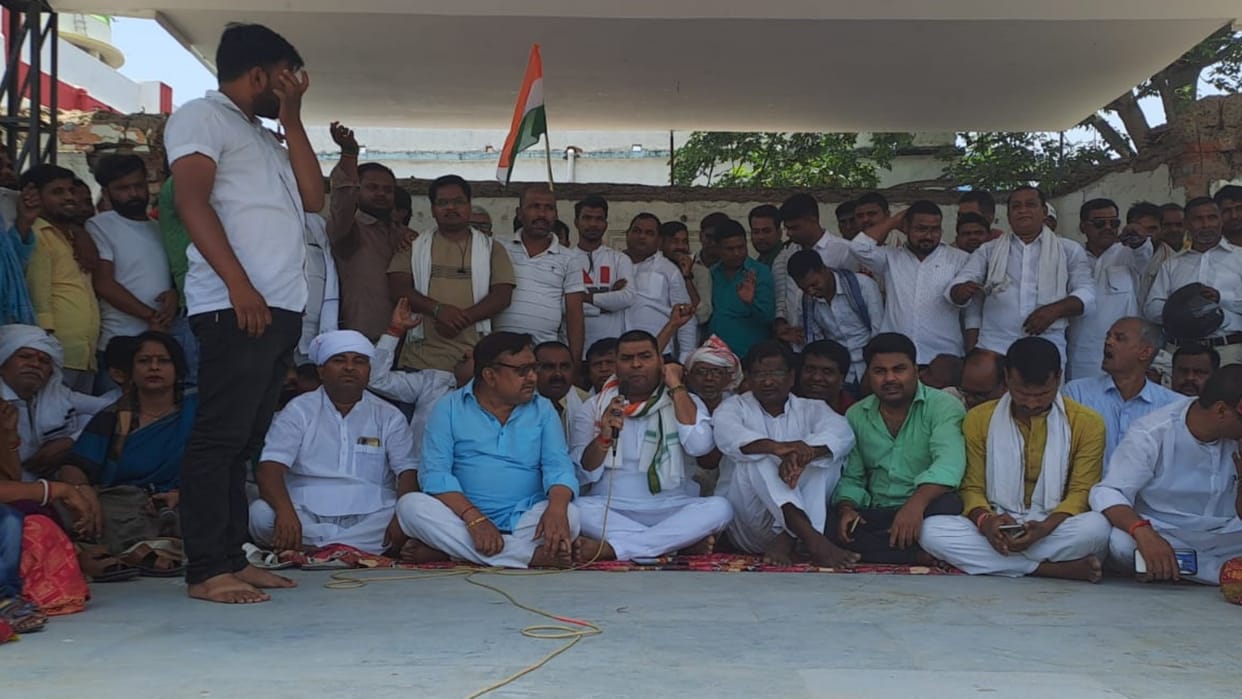 RJD MLA Mukesh Kumar Roshan sat on dharna against police-administration, made serious allegations