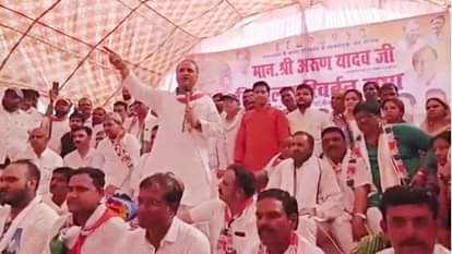 सभा को संबोधित करते अरुण यादव।