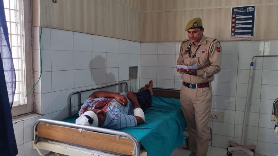 JK: Police attacked with sticks in Samba to surround smugglers, four injured including ASI
