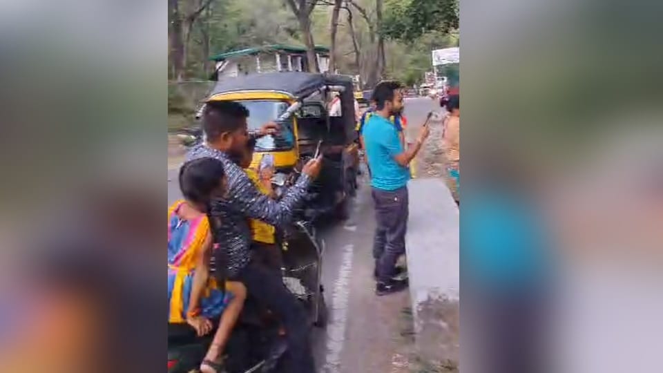 Kotdwar Pauri National Highway Female elephant roaming with newborn baby for many days Video Viral