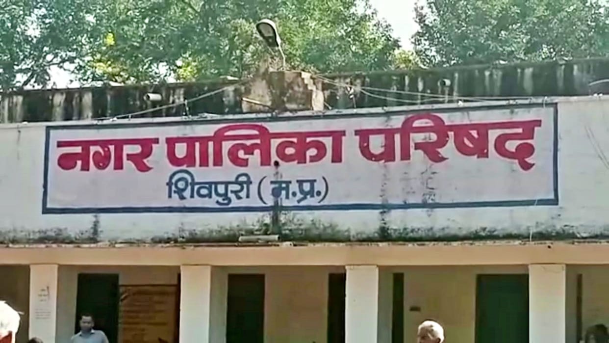 Sports Minister angry on having four tankers from Shivpuri Municipality