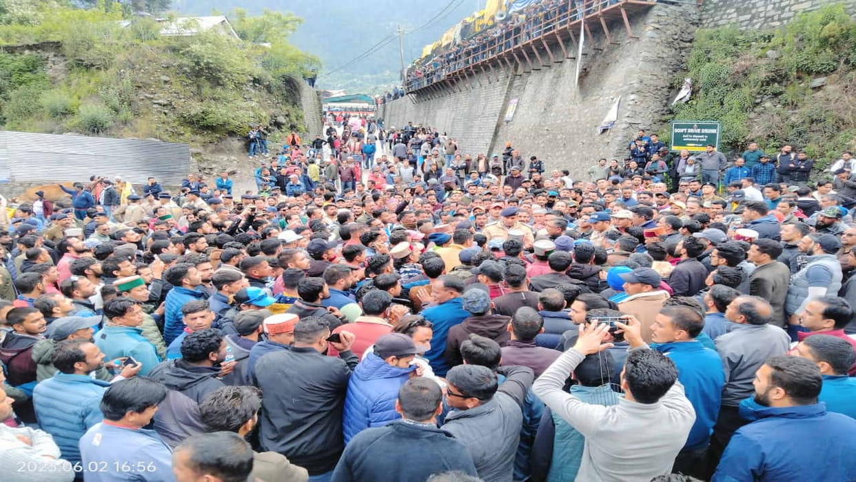 Taxi operators chakka jam in manali against giving permits to private buses towards Rohtang