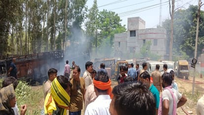 Fierce fire at the police station gate, many small vehicles including four trucks burnt to ashes, sweat left t