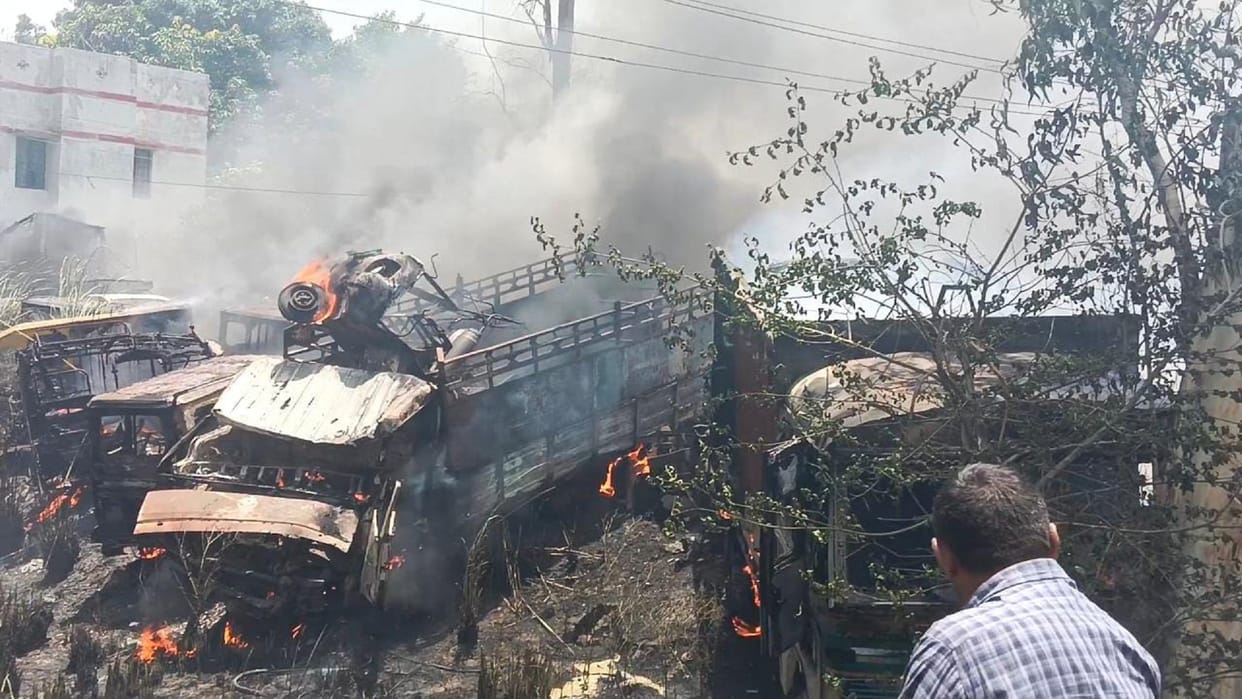 Fierce fire at the police station gate, many small vehicles including four trucks burnt to ashes, sweat left t
