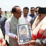 नेपाल प्रधानमंत्री को कपड़े से बना चित्र सौपा गया।