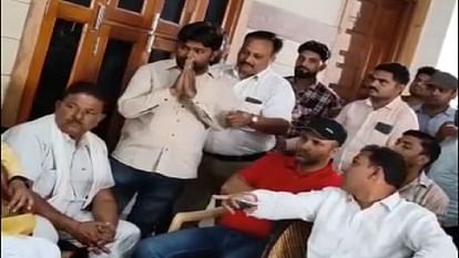 Meerut: BJP councilor apologizes by touching feet