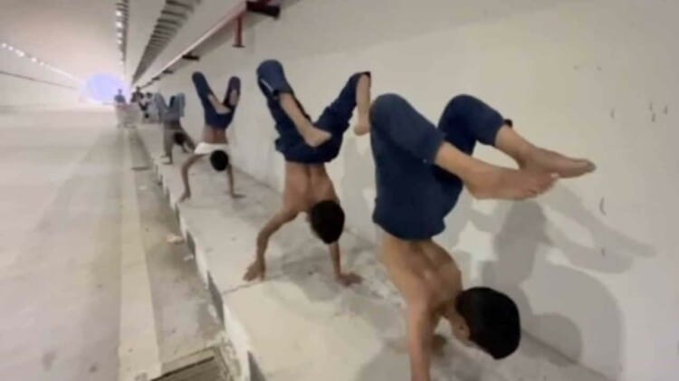 Two children crossed the 1,264 meter long Tehra tunnel by walking on their hands, the message of de addiction