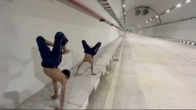 Two children crossed the 1,264 meter long Tehra tunnel by walking on their hands, the message of de addiction