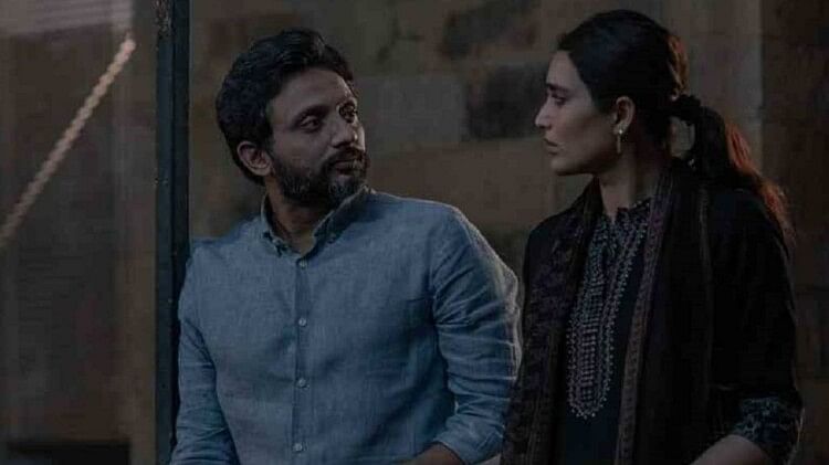 Scoop Review Netflix: किरदारों को हूबहू परदे पर जी देने का असली ‘करिश्मा’, हंसल ने फिर नोचा सिस्टम का नकाब 7 Scoop Review Netflix in Hindi by Pankaj Shukla Matchbox Shots Hansal Mehta Karishma V Tanna Mohd Zeeshan Ayyub