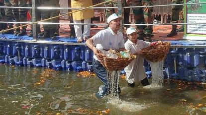 Varanasi: काशी में गंगा को प्लास्टिक से बचाने की अपील, नमामि गंगे व गंगा टास्क फोर्स ने चलाई मुहिम Varanasi: Appeal to save Ganga from plastic, Namami Gange and Ganga Task Force launched a campaign