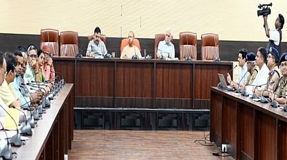 अर्बन नक्सलियों पर निगाह रखे पुलिस: वाराणसी में सीएम योगी बोले- दागी व्यक्ति को ना मिले कोई ठेका या पट्टा Police keep eye on Urban Naxalites CM Yogi said in Varanasi tainted person should not get any contract
