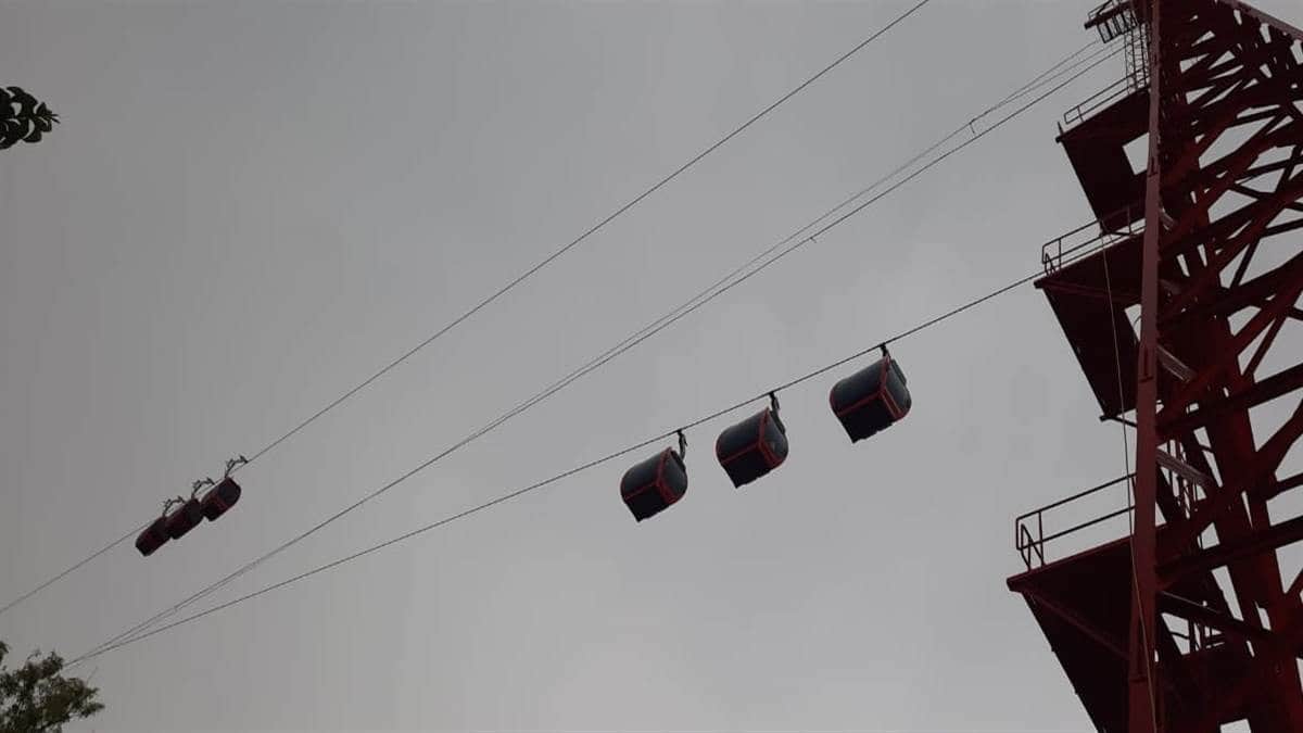 देवास में चामुंडा माता मंदिर की टेकरी पर बने रोपवे पर ट्रॉलियां अटक गई थी।