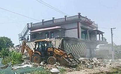 Administration demolished gangster residence in Dehradun Mehuwala Uttarakhand news in hindi