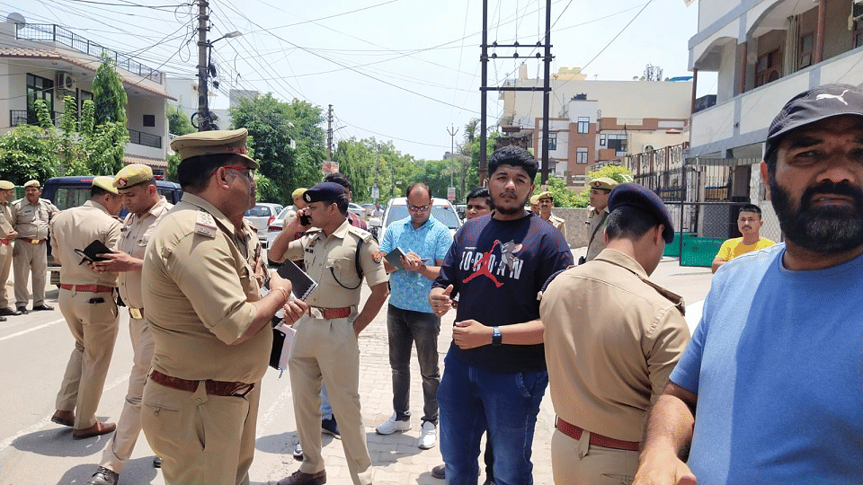 Yadu gas agency owner son looted eight lakh rupees