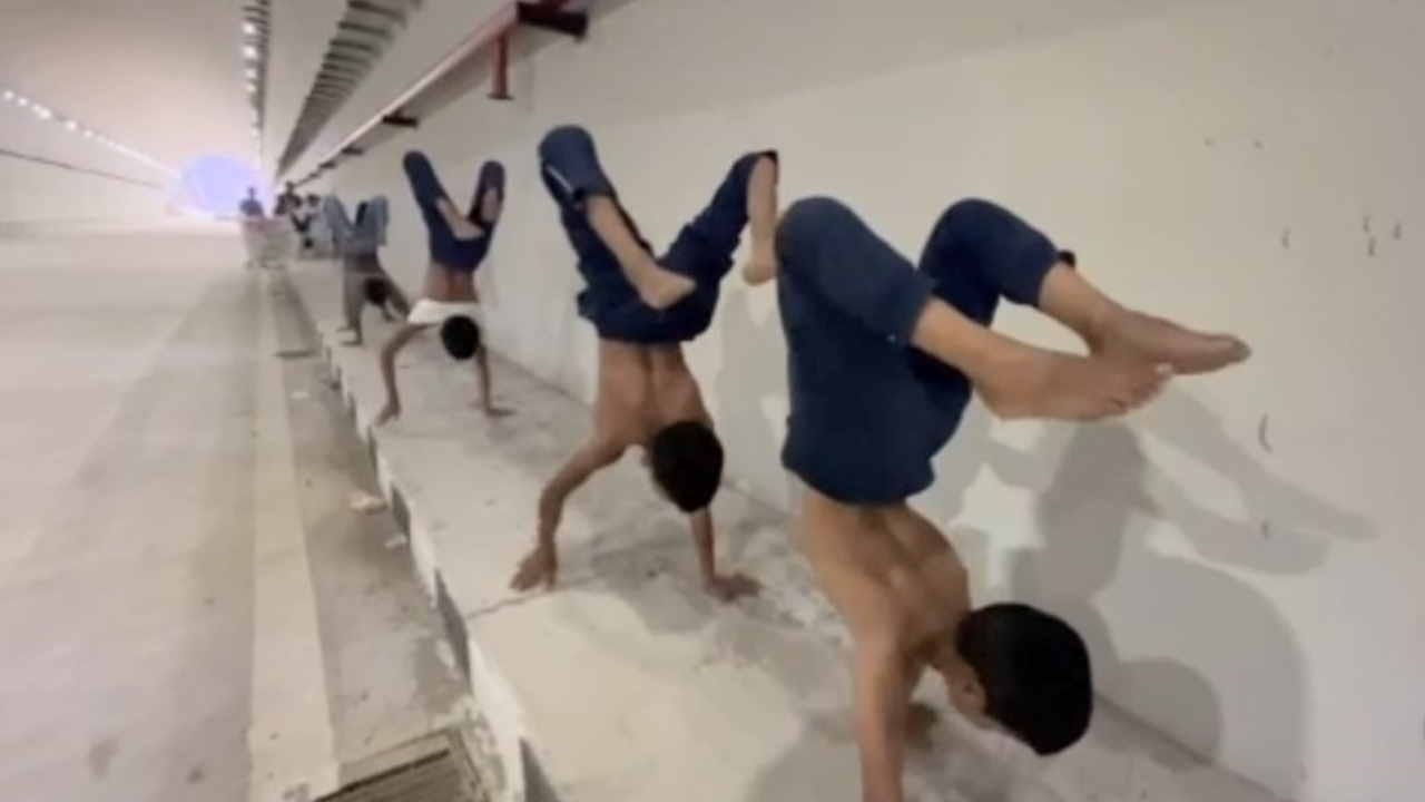 Two children crossed the 1,264 meter long Tehra tunnel by walking on their hands, the message of de addiction