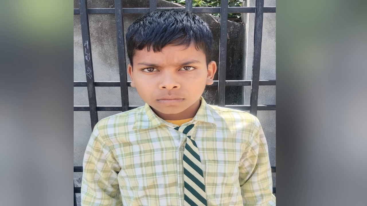 Two children crossed the 1,264 meter long Tehra tunnel by walking on their hands, the message of de addiction