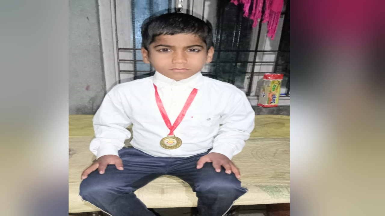Two children crossed the 1,264 meter long Tehra tunnel by walking on their hands, the message of de addiction