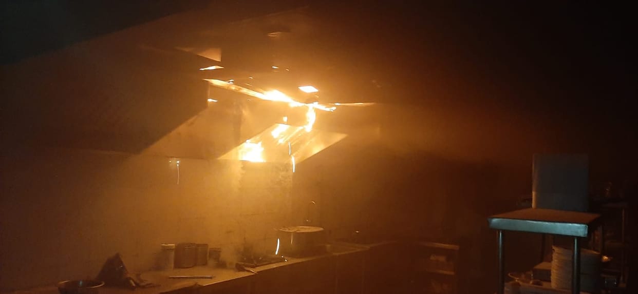 Chandauli news: Fire broke out in the hotel's kitchen chimney, created a stir, everyone was taken out