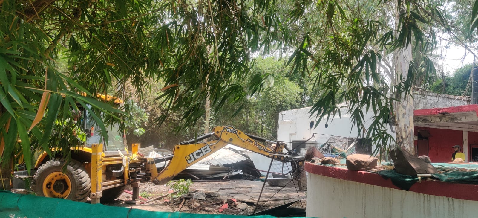 Bhopal News: Alcohol was served illegally in Amulya Garden, notice to manager, bulldozer driven