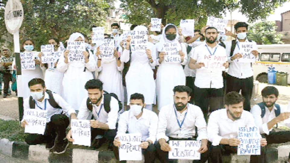 Jammu Kashmir: Protest of BSC Nursing students in GMC, students angry not refunding extra fees