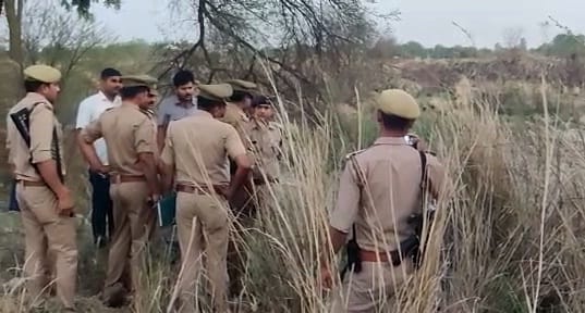 Cruelty to cousins in Fatehpur, first crushed with a brick  then acid poured on the face, possibility of gang