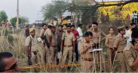 Cruelty to cousins in Fatehpur, first crushed with a brick  then acid poured on the face, possibility of gang