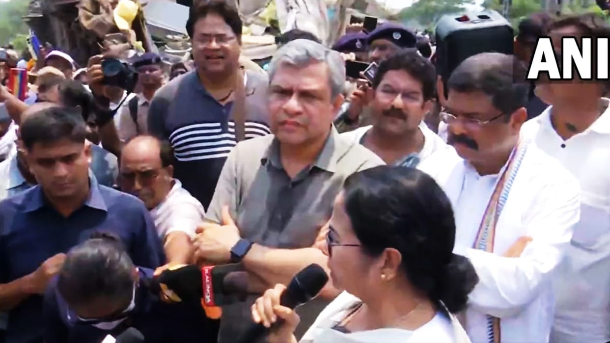 Odisha accident Mamta said this is not time for politics later expressed disagreement Vaishnav death toll