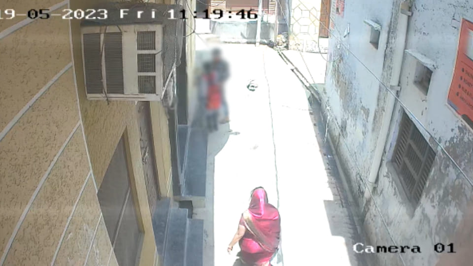 girl student got molested by young man in middle of road when returning home from school in Mathura