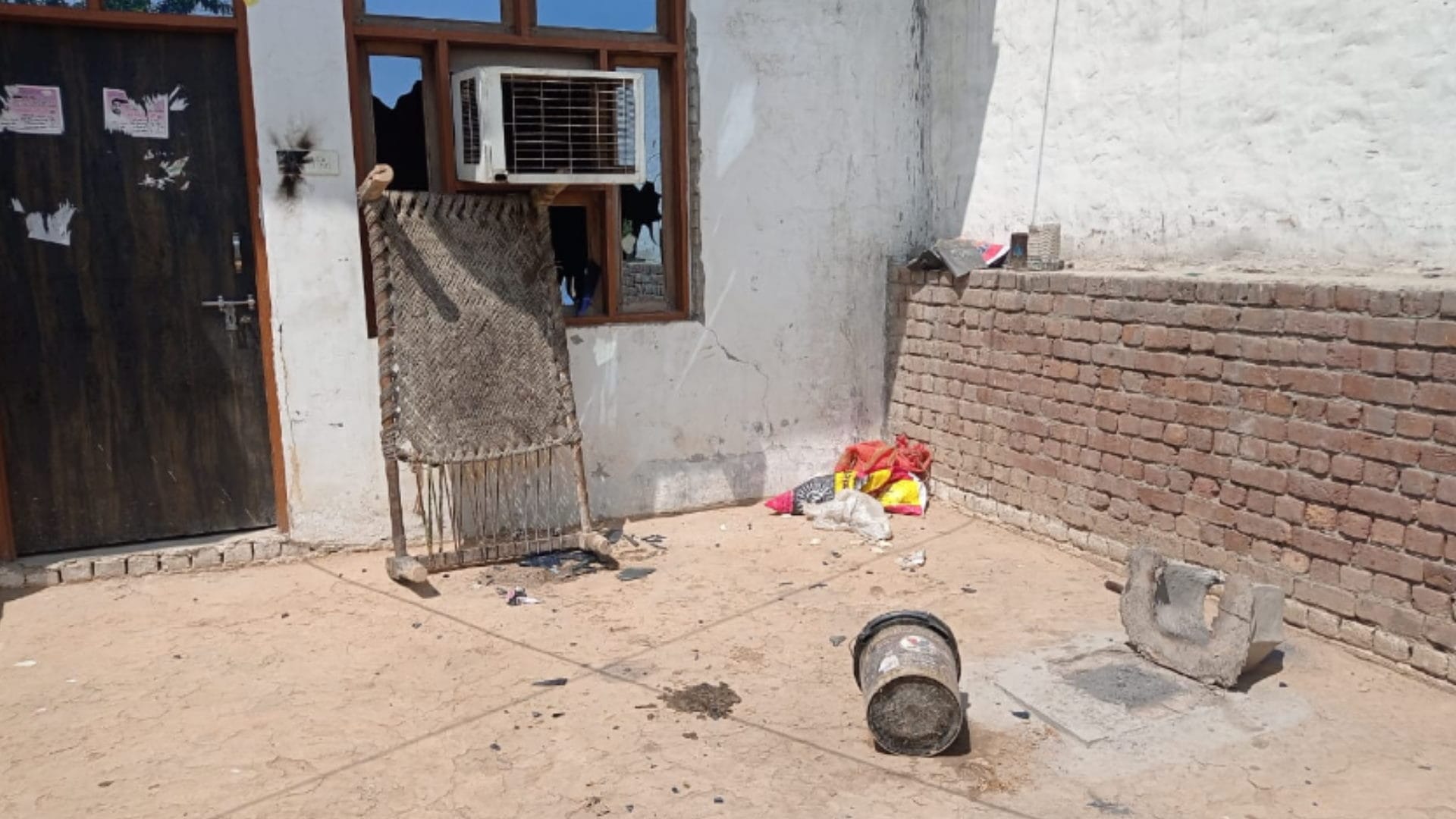 Meerut: attacked on Police in Sardhana, many policemen injured and pistol snatched from crime inspector
