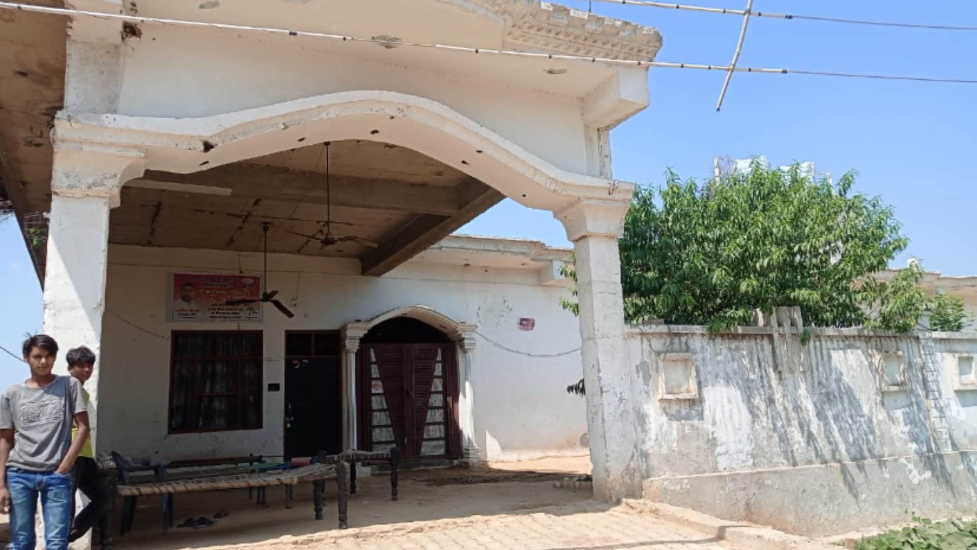 Meerut: attacked on Police in Sardhana, many policemen injured and pistol snatched from crime inspector