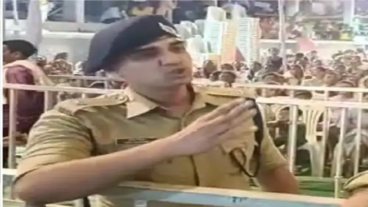 National Ramayana Festival in raigarh: Trainee IPS threatens journalist; Said- I will slap, removed from duty