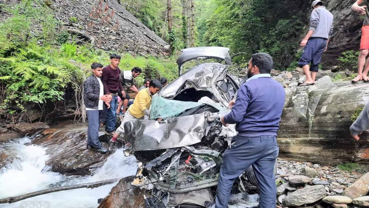 tourist car fell into a deep gorge in Ghiyagi, Kullu
