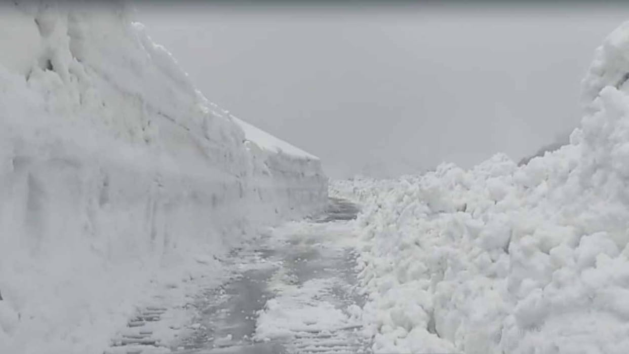 Rohtang Pass being restored by cutting 12 feet high walls of ice in minus temperature, see photos