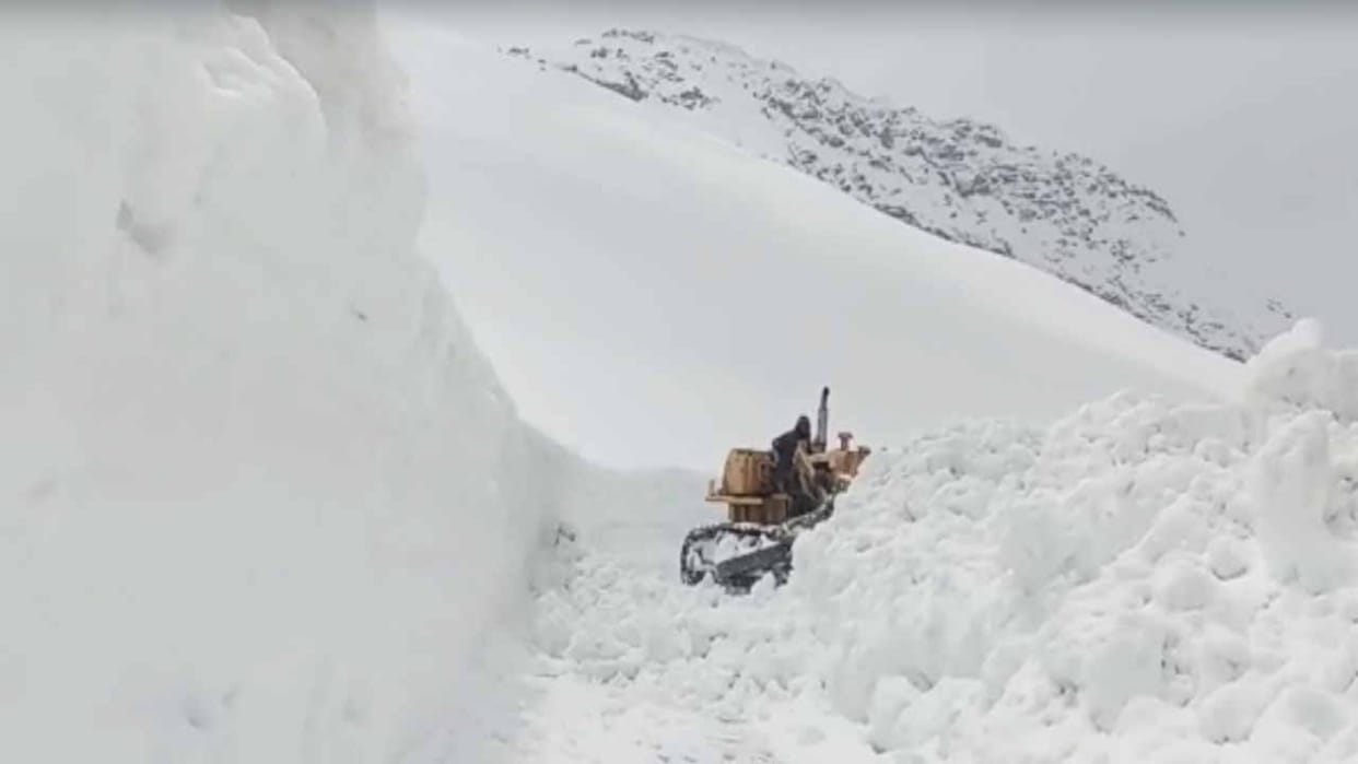 BRO reached Rohtang top, it will take time to send tourists